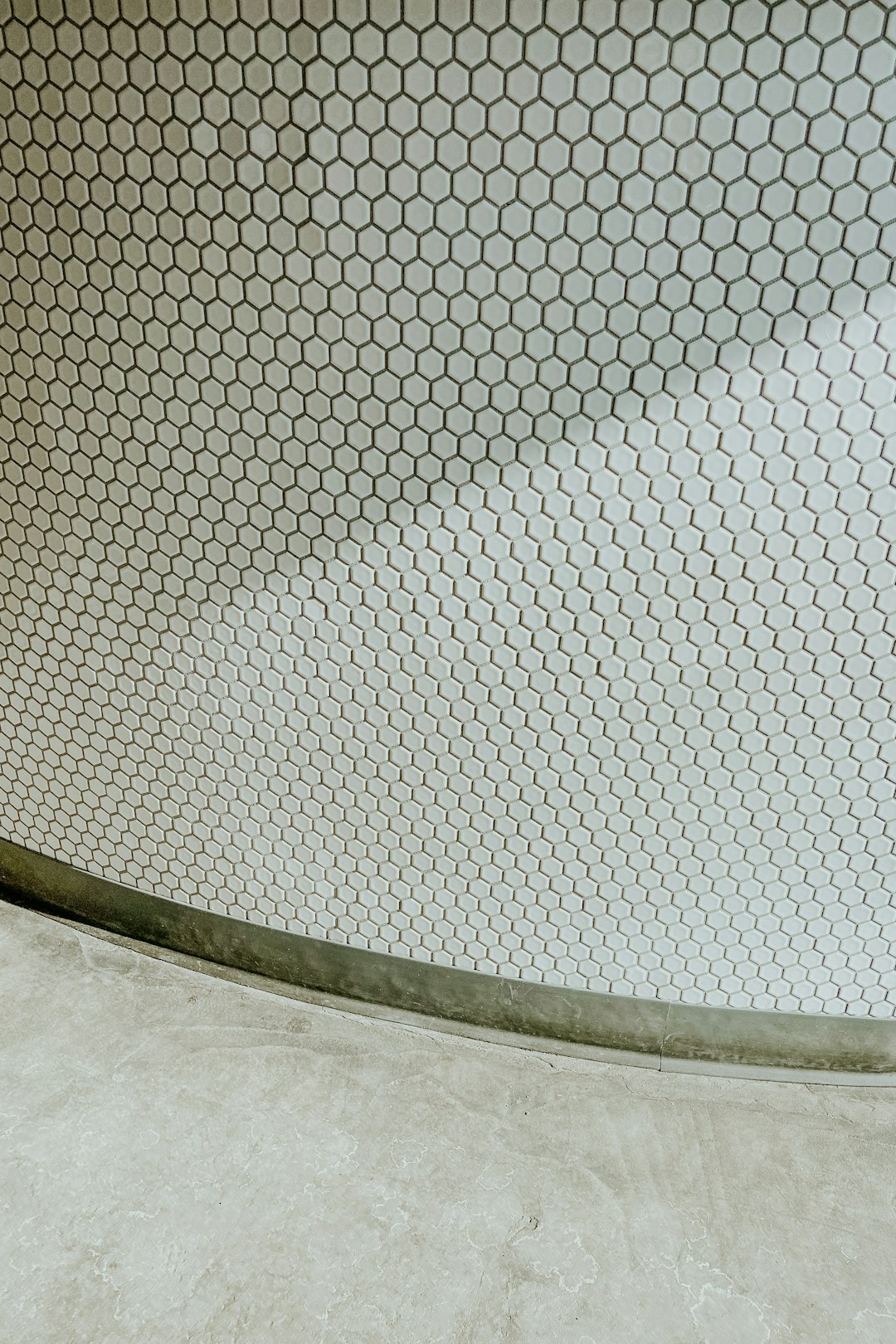 White subway wall tiles with penny round mosaic floor in Scandinavian bathroom