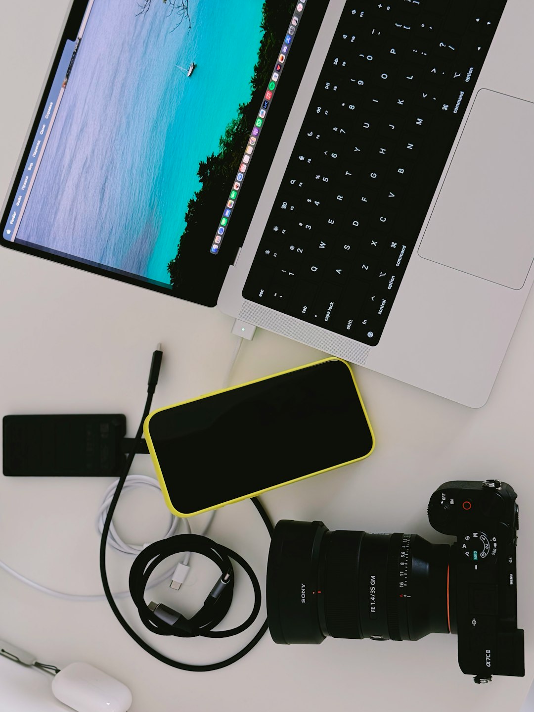 Multiple devices showing same streaming content overhead view